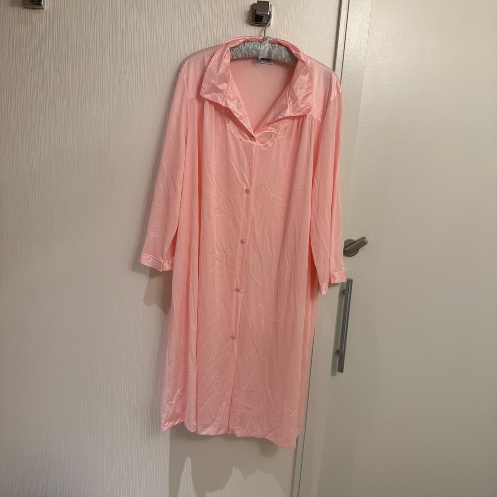 Vintage Vanity Fair Pink Nylon Robe Nightgown Button Front Embroidered XL USA